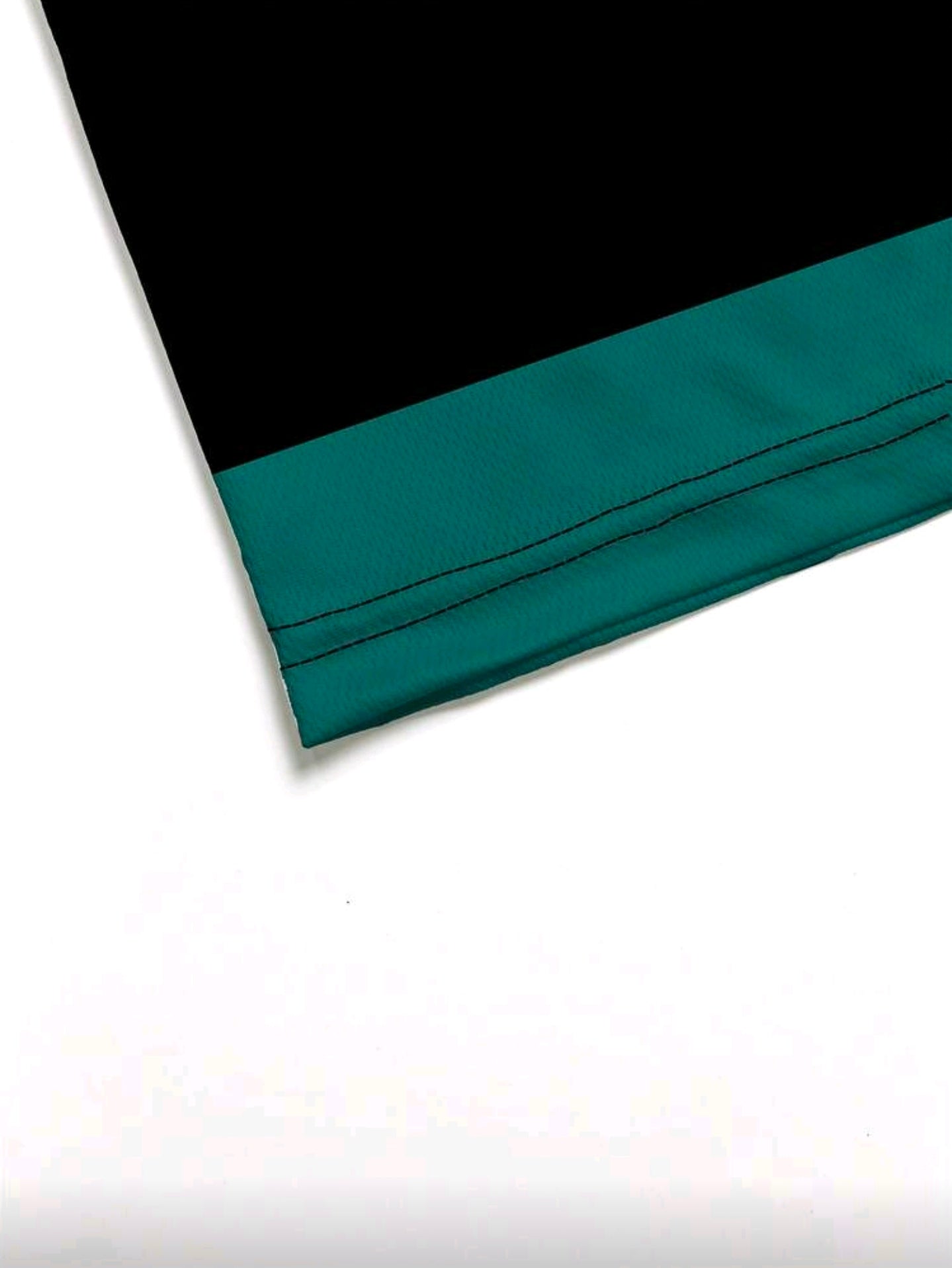 Polera OH ALPHA “3D Urban Stripes” – Diseño Geométrico Multicolor