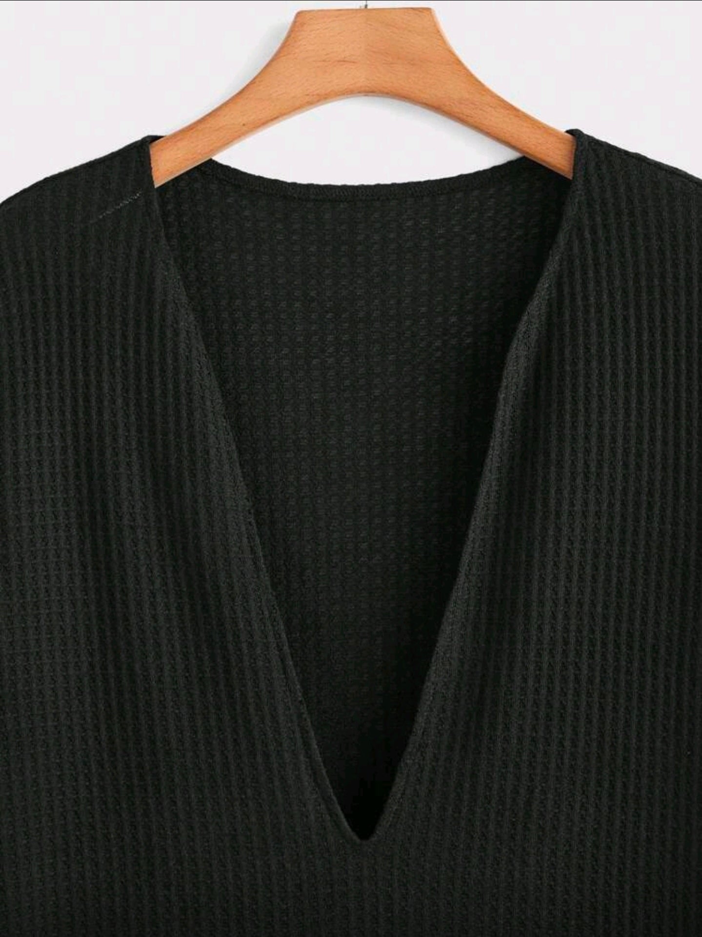 Camisa OH ALPHA “Deep V Black Texture” – Estilo Premium de Verano